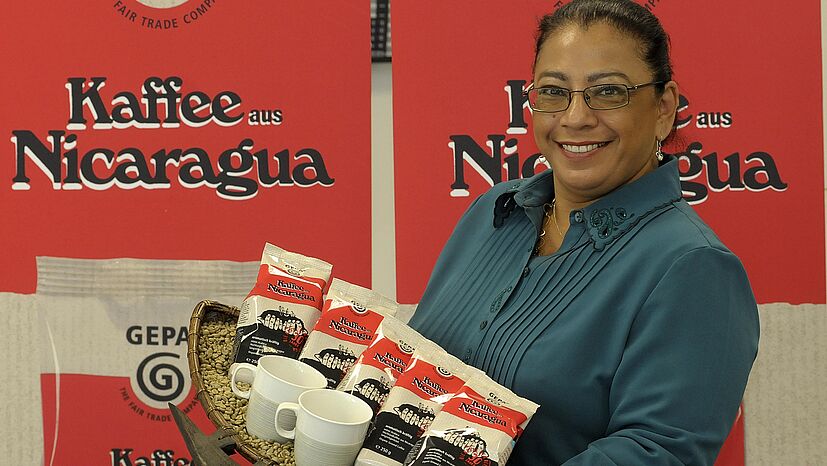 Fatima Ismael von SOPPEXCCA mit der Jubiläumsedition des Nicaragua-Kaffee