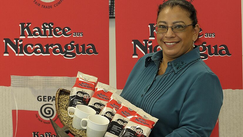 Fatima Ismael von SOPPEXCCA mit der Jubiläumsedition des Nicaragua-Kaffee