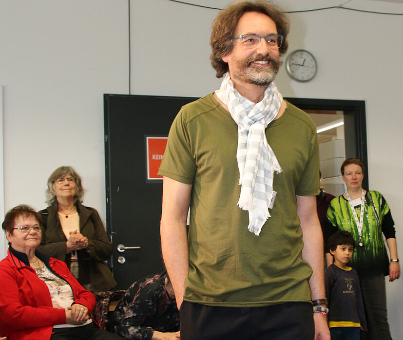 Auch für Männer gibt es neue und trendige Mode, die Volker Gürtzgen, GEPA-Mitarbeiter im RFZ-West, gern präsentierte.