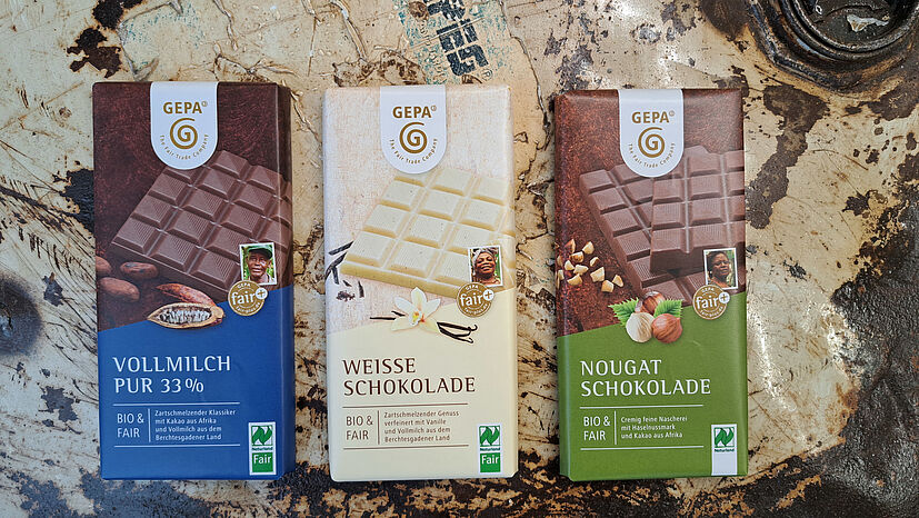 Mit der Umstellung der Schokoladen-Klassiker „Vollmilch Pur 33%“, „Sahne Noisette“ und „Weiße Vanille“ ist nun das gesamte Schokoladen-Sortiment der GEPA bio-zertifiziert. Auch der „Cacao pur Afrika“ ist jetzt in Bio-Qualität erhältlich.