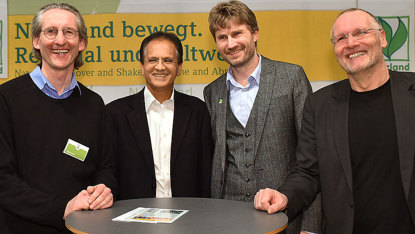 25 Jahre Partnerschaft zwischen TPI und GEPA gab es auf der BIOFACH im 40. Jubiläumsjahr der GEPA 2015 zu feiern. V.l.: GEPA-Geschäftsführer Robin Roth, TPI-Geschäftsführer Binod Mohan, Naturland Geschäftsführer Steffen Reese und der ehemalige GEPA-Geschäftsführer Thomas Speck. 