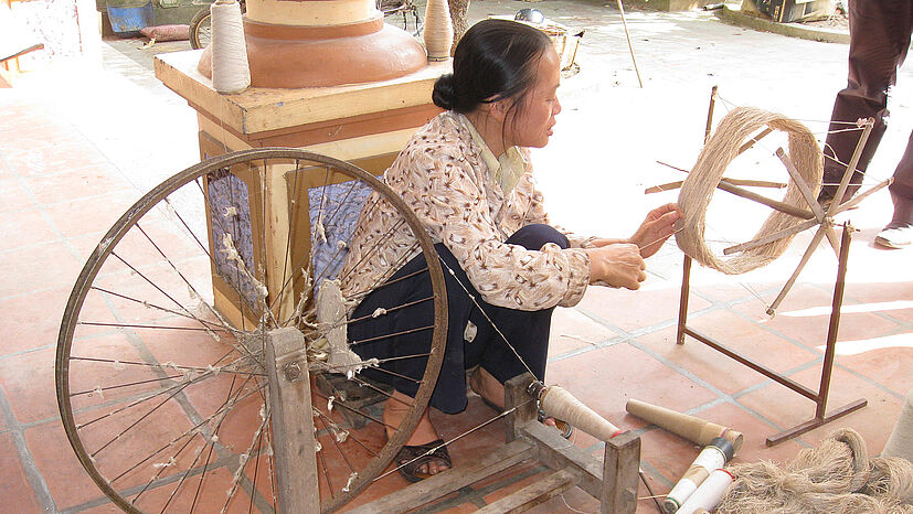Unter den Handwerkerinnen und Handwerkern, die für Craft Link in Vietnam arbeiten, sind Mitglieder ethnischer Minderheiten. Außerdem arbeiten hier Menschen mit Behinderungen.