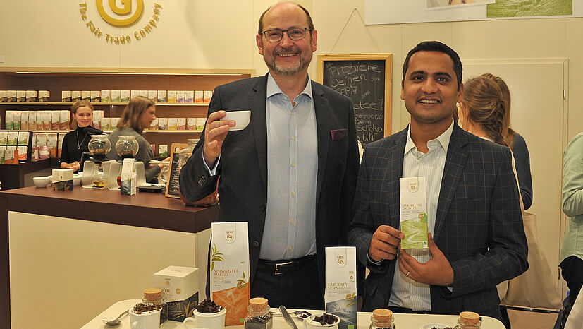 Gautam Mohan (rechts), Geschäftsführer von Tea Promoters India (TPI) und Peter Schaumberger, GEPA-Geschäftsführer Marke und Vertrieb, freuen sich auf die neuen GEPA-Tees, die ab Mai Schritt für Schritt in den Handel kommen: In diesem Jahr arbeiten TPI und GEPA 30 Jahre zusammen – gemeinsam mit Naturland haben sie den ersten fairen Bio-Teegarten in Darjeeling aufgebaut.