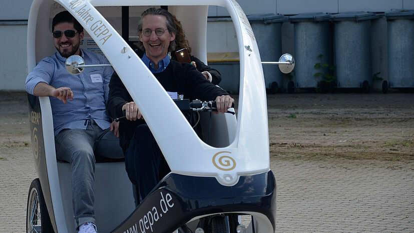 Geschäftsführer Robin Roth hatte Spaß daran, Mitarbeiter im Velotaxi über das GEPA-Gelände zu fahren.