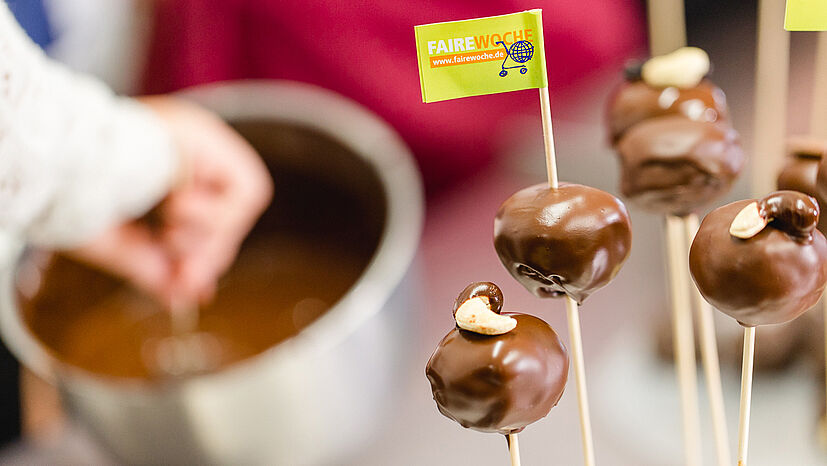 An den gefrorenen Cake Pops wird die flüssige Schokolade schneller fest. 