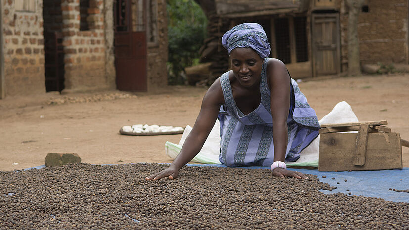 Heute kann Agnes Tumuramye nicht mehr nur fünf Säcke Kaffee produzieren sondern 20: Für die größere Menge benötigt sie eine neue Plane, auf der sie die Kaffeebohnen zum Trocknen auslegen kann – die finanziert sie sich durch die Bio-Prämie des Fairen Handels.