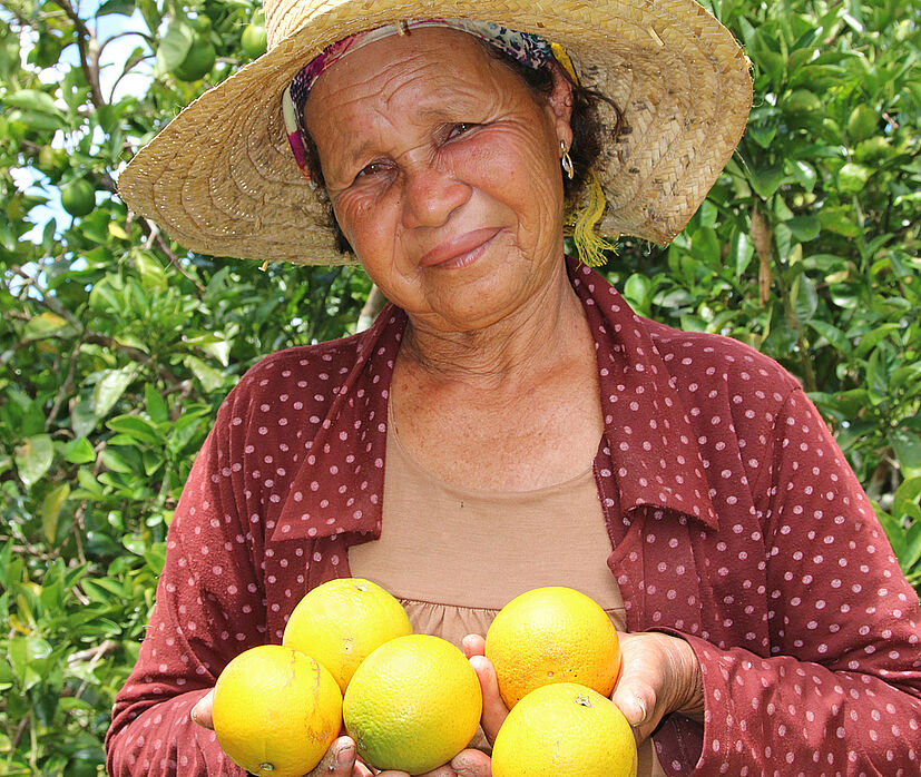 Maria Carme dos Santos, 60 Jahre, ist Bäuerin und Mitglied bei COOPEALNOR. Sie verwendet bewusst keine Pestizide, weil es „gesünder für Konsument und Umwelt ist.“