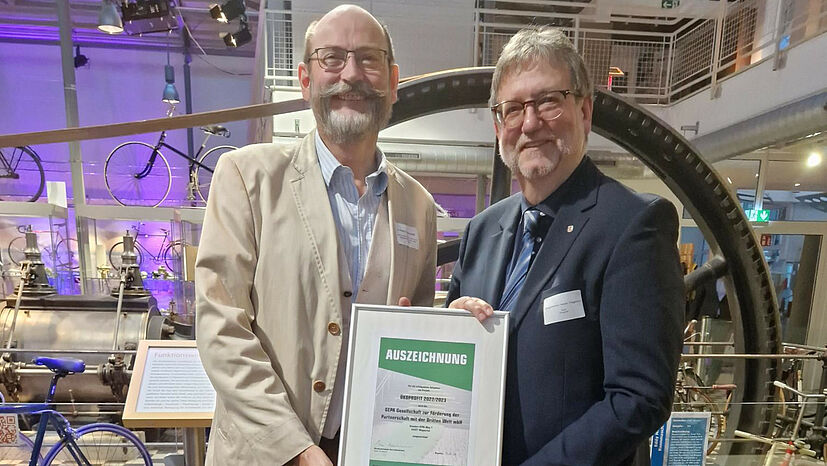 GEPA-Geschäftsführer Peter Schaumberger zusammen mit Heiner Fragemann, erster stellvertretender Bürgermeister der Stadt Wuppertal, bei der Ehrung der ÖKOPROFIT-Teilnehmer 2023.