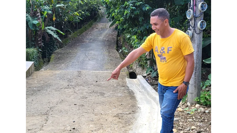 Mann deutet auf eine Straße