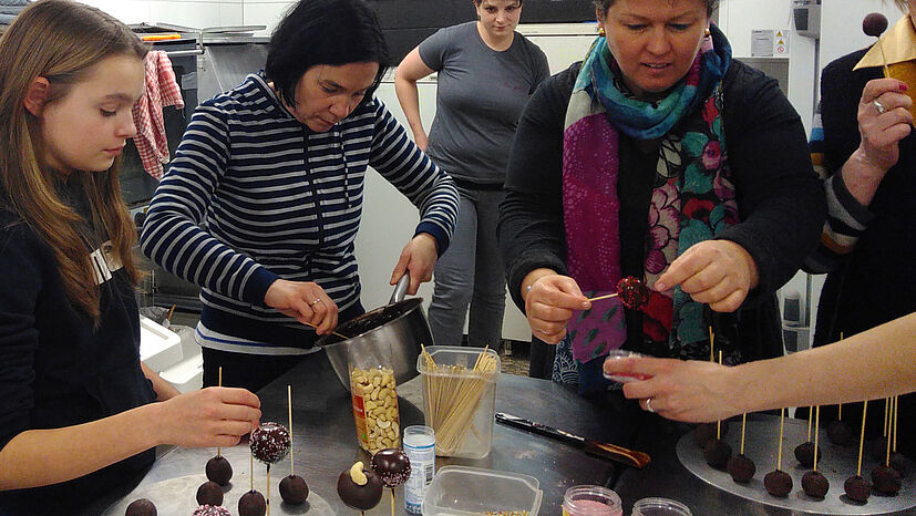 Beim Verzieren der Cake Pops kann man seiner Phantasie freien Lauf lassen…