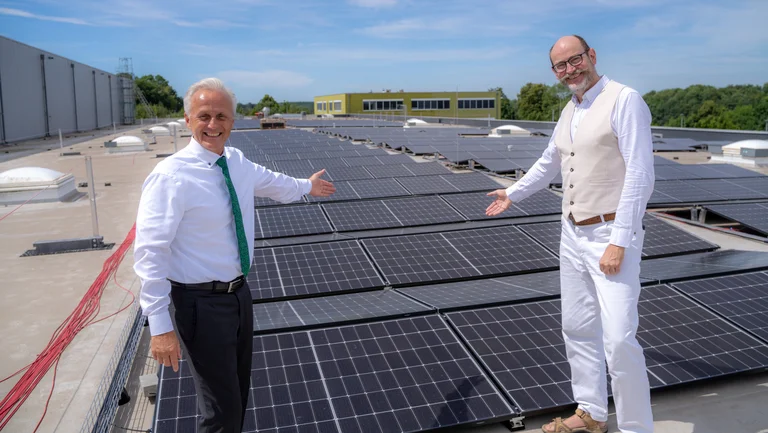 Die beiden GEPA-Gesch&auml;fstsf&uuml;hrer vor der Solaranlage auf dem Dach des GEPA-Lagers in Wuppertal.