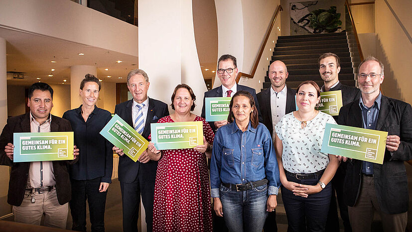 Die Teilnehmerinnen und Teilnehmer Auftaktveranstaltung diskutierten am Abend vor dem offiziellen Beginn der Fairen Woche zum Thema Klimagerechtigkeit: V.l.n.r. Nelson Perez (Kooperative ANAPQUI, Bolivien), Lisa Herrmann (TransFair e.V.), Parlamentarischer Staatssekretär Norbert Barthle (Bundesministerium für wirtschaftliche Zusammenarbeit und Entwicklung), Staatssekretärin Theresa Schopper (Staatsministerium Baden-Württemberg), Bundesminister Dr. Gerd Müller (Bundesministerium für wirtschaftliche Zusammenarbeit und Entwicklung), Esmeralda Martinez (Kooperative COSATIN, Nicaragua), Manuel Blendin (Forum Fairer Handel), Maribel Rosales Soto (Kooperative COSATIN, Nicaragua), Moritz Bor (Naturland Marktgesellschaft), Christoph Albuschkat (Weltladen-Dachverband e.V.)