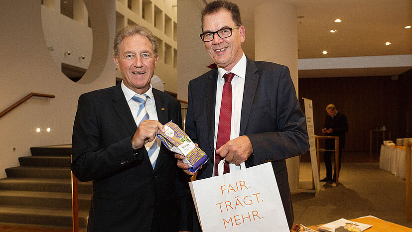 Bei der Auftaktveranstaltung der Fairen Woche in Berlin konnten die Gäste unseren Bio Café Maliba aus dem Sortiment „Taste Fair Africa“ genießen – hier mit Bundesentwicklungsminister Dr. Gerd Müller (rechts) und dem Parlamentarischen Staatssekretär Norbert Barthle vom Bundesministerium für wirtschaftliche Zusammenarbeit und Entwicklung.