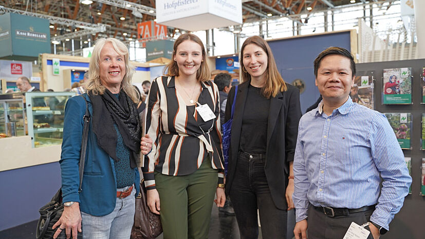 GEPA-Pressesprecherin Barbara Schimmelpfennig; GEPA-Sortimentsmanagerin Tee Alexandra Bleuel, GEPA-Online-Redakteurin Sally Heider und Duc Dung Nguyen, Einkauf Tee bei der GEPA. 