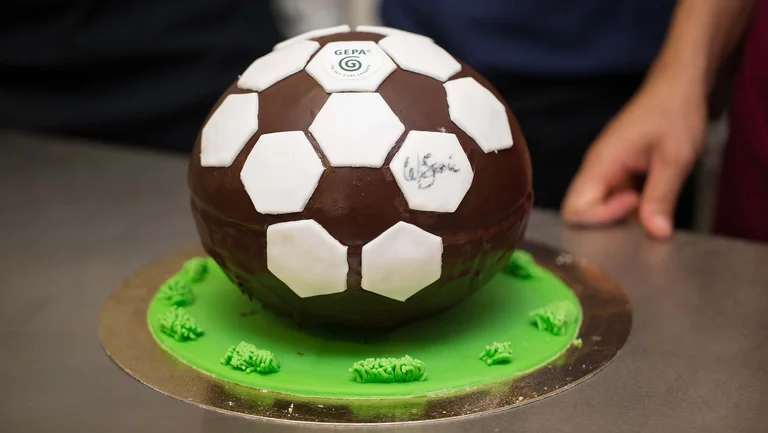 Ein kugelrunder Kuchen mit dem Muster eines Fußballs