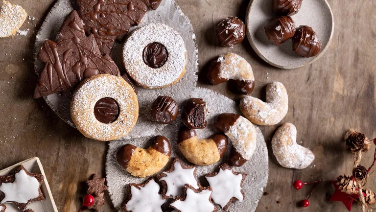 Verschiedene Weihnachtsplätzchen von oben fotografiert