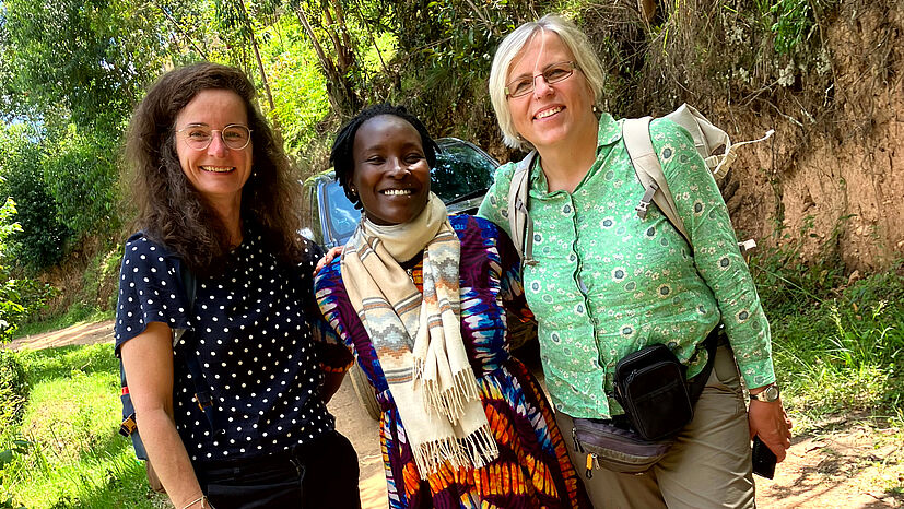 Gladys Kyomugisha (Mitte), Frauenbeauftragte des ugandischen Kaffeedachverbands ACPCU, mit Franziska Bringe, GEPA-Einkaufsmanagerin Kaffee (links) und Brigitte Frommeyer, GEPA-Pressereferentin (rechts). 