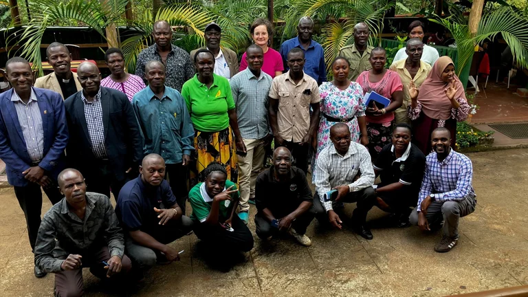 Gruppenfoto mit &uuml;ber 20 Personen.