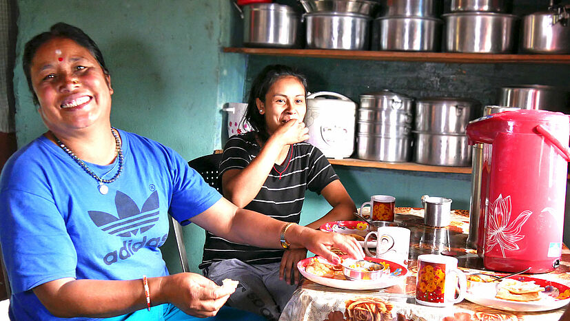 Hier ist gleichzeitig auch der Essbereich mit Tisch und Stühlen. Bei unserem Besuch bereitete Bishnu ein typisch indisches Frühstück zu: Chapati, Kartoffeln, Gemüse und Chai.