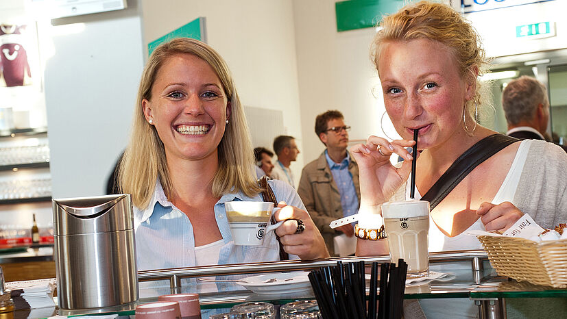 Fairer Kaffeegenuss an der Bar im Fußballstadion