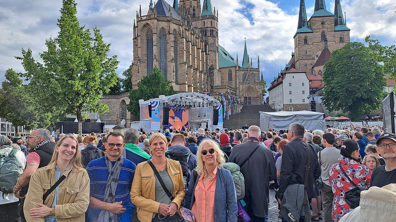 Teil des GEPA-Teams auf dem Domplatz in Erfurt. Auf dem Bild zu sehen (v.l.n.r.): Raphaela Engstler (Online Redakteurin Social Media), Bernhard Sparn (Außendienst Außer-Haus-Service), Petra Münchmeyer (Vertriebsleitung Außer-Haus-Service), Barbara Schimmelpfennig (Leitung Abteilung Kommunikation).