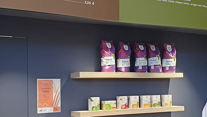 Im Naturland Fairwöhn-Bistro wurde der Testsieger bei ÖKO-TEST „Bio Espresso Ankole“ sowie GEPA-Tee ausgeschenkt. 