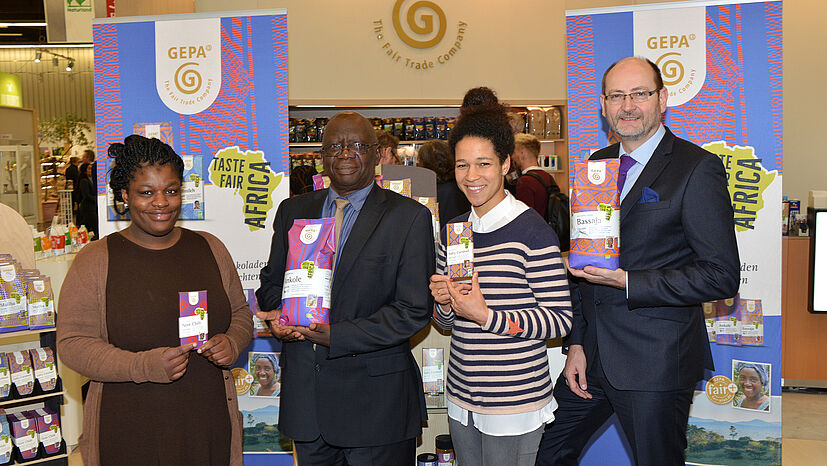 Besucherinnen und Besucher der BIOFACH konnten das neue Sortiment am GEPA-Stand kennen lernen. V.l: Gifty Rosetta Amo Antwi, Weltladen Unterwegs in Mainz, Stanley Maniragaba, Betriebsleiter beim Kaffeegenossenschaftsdachverband ACPCU in Uganda, Celia Šašic, „Europas Fußballerin des Jahres 2015“ und Peter Schaumberger, GEPA-Geschäftsführer Marke und Vertrieb.