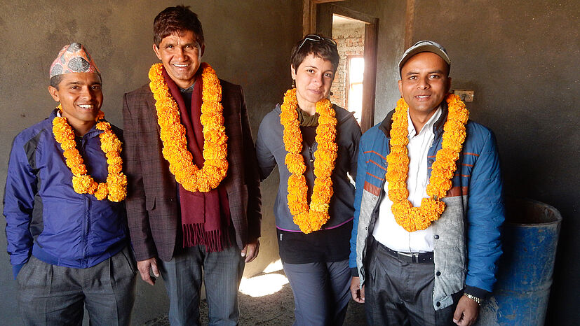 Dolraj Adhikari (2.v.l.), Vorstandsvorsitzender von CCU Lalitpur mit (v.l.) dem technischen Berater Mitharam Jamakatel, Veselina Vasileva, poltische Referentin der GEPA und Bishnu Timalsina, Büroleiter von CCU Lalitpur in der neuen Verarbeitungsanlage, die gerade in Kathmandu errichtet wird.