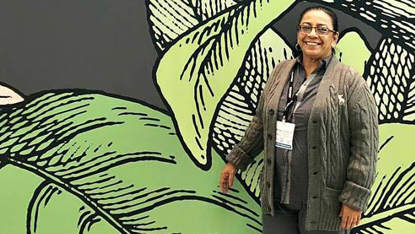 Fátima Ismael, Geschäftsführerin bei SOPPEXCCA, will sich nicht unterkriegen lassen: „Wir müssen Kaffeekämpfer sein in Zeiten des Friedens und auch in der Not. Ich danke der GEPA für ihre Anteilnahme.”