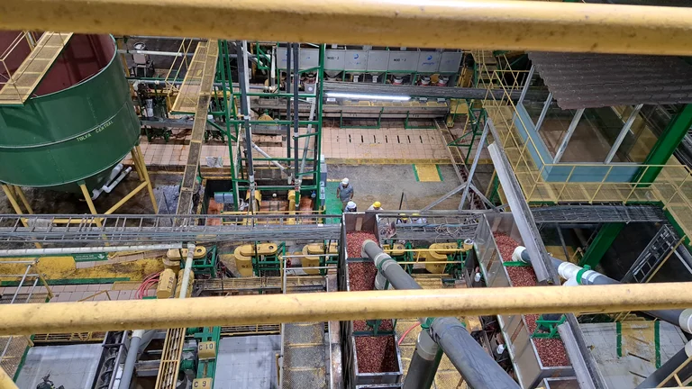 Foto von oben: Gewirr von Rohren, Gittern und Rampen in einer Verarbeitungsanlage f&uuml;r Kaffee.