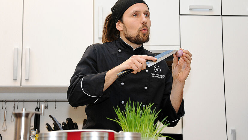 Veganer Eiersalat aus GEPA-Fusilli - wir sind gespannt! Auch Zwiebeln kommen mit hinein.