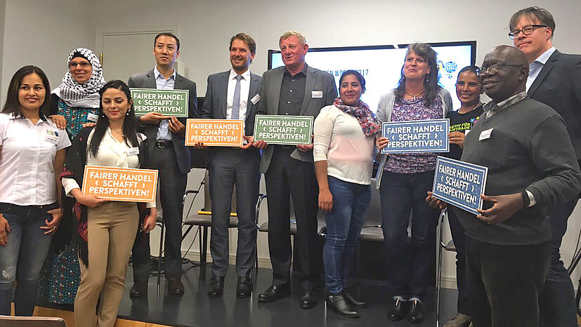 Bei der Auftaktveranstaltung zur Fairen Woche ging es bei der Podiumsdiskussion in der Kolumbianischen Botschaft um Perspektiven der Landwirtschaft: „Kleinbäuerlich oder industriell – was ist die Zukunft?“ Hier sehen Sie die Podiumsgäste. Ganz rechts: Stanley Maniragaba 