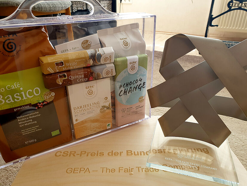 Der durchsichtige Koffer mit GEPA-Produkten steht symbolisch für die transparente Lieferkette, für die sich die GEPA einsetzt und die wir als Unternehmen vorleben. | Foto: GEPA – The Fair Trade Company