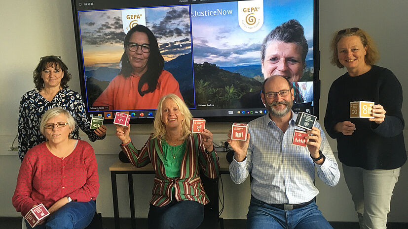 Das „GEPA-Umweltteam“, bestehend aus: (hintere Reihe, v.l.): Birgit Büttner (Gebäudemanagement), auf dem Bildschirm: Heike Gutmann (Leitung Marketing) und Andrea Fütterer (Leitung Abteilung Grundsatz und Politik); (vordere Reihe v.l.): Brigitte Formmeyer (Pressereferentin), Barbara Schimmelpfennig (Pressesprecherin), Peter Schaumberger (Geschäftsführer Marke und Vertrieb). Ganz rechts: Gudrun Engelhardt (Bereichsleiterin Nachhaltiges Wirtschaften, B.A.U.M. Consult GmbH)