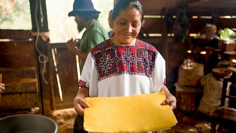 Catarina Aguilar Lopéz, die Frau von Nicolás Pérez Pérez, mit einer Wachsplatte. Diese kommt in den Rahmen der Bienenkästen, nachdem dort die sechseckigen Waben eingestanzt wurden. | Foto: GEPA – The Fair Trade Company / Rafael Solórzano, Mexiko