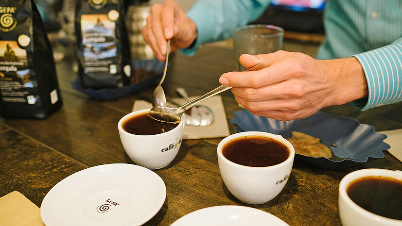 Insgesamt vier unterschiedliche Kaffees konnten die Gäste testen: Hier werden sie schonmal für die Verkostung vorbereitet.