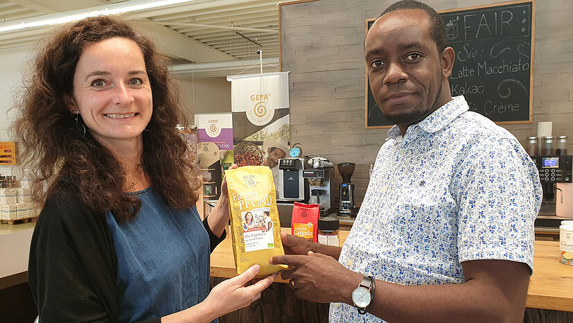 GEPA-Einkaufsmanagerin Franziska Bringe mit Josephat K. Sylvand, Exportmanager bei unserem langjährigen Kaffeepartner KCU aus Tansania. Mit Produzenten-Organisationen weltweit stehen wir in regelmäßigem Kontakt und beraten sie z. B. in Sachen Qualität und Export.