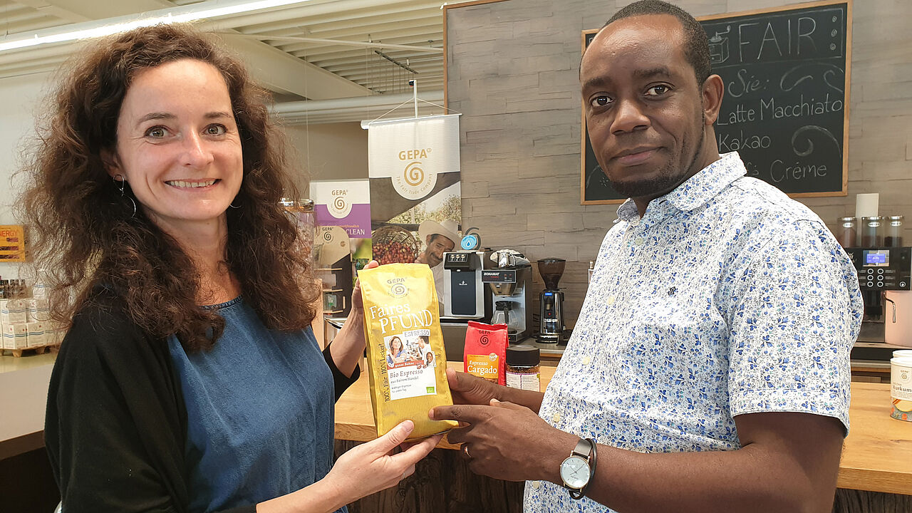 Josephat Sylvand, Exportmanager KCU, und Franziska Bringe, GEPA-Einkaufsmanagerin Kaffee bei seinem Besuch bei uns 2019.