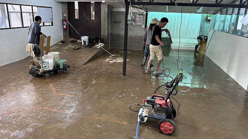 Die Seifenwerkstatt und die Büros von SOAP-n-SCENT in Chiangmai wurden überschwemmt und die Böden mit Schlamm überzogen. Die Mitarbeiter*innen sind noch mit dem Saubermachen und Aufräumen beschäftigt.
