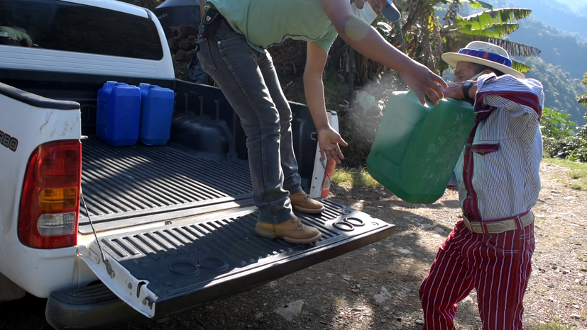 An der nächstgelegen Straße verlädt Macario Gerónimo Martin den Honig für den Transport in die Verarbeitungsanlage auf einen Pickup der Kooperative. | Foto: GEPA – The Fair Trade Company / Nova TV Guatemala