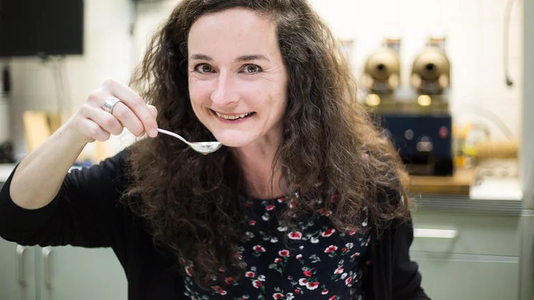 Franziska Bringe mit Löffel in der Hand.