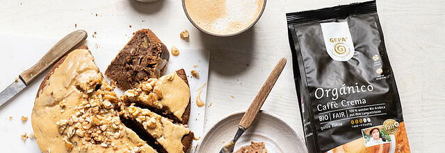 Kaffee-Walnuss-Kuchen mit Kaffeeglasur, | Foto: Lena Pfetzer | @lenaliciously