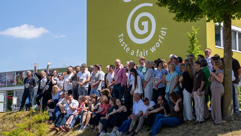 Blick auf die Entstehung des GEPA-Teamfotos von der Seite.