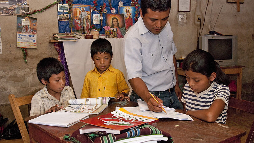 Zukunft durch Bildung: Kinder von Kaffeebauern der Kooperative FIECH in Mexiko bei ihren Hausaufgaben.