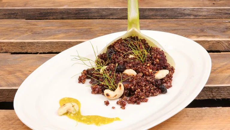 Roter Quinoa-Salat auf einem Teller