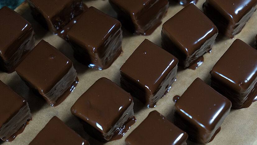 Damit die Schokolade schön fest werden kann, die Dominosteine noch eine Nacht im Kühlschrank aufbewahren.