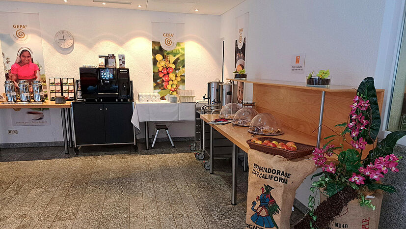 Die Kaffeeecke mit GEPA-Kaffee und -Tee im Wilhelm-Kempf-Haus erstrahlt jetzt in neuem Glanz und wurde im Rahmen einer Neugestaltung nochmal besonders aufgehübscht.