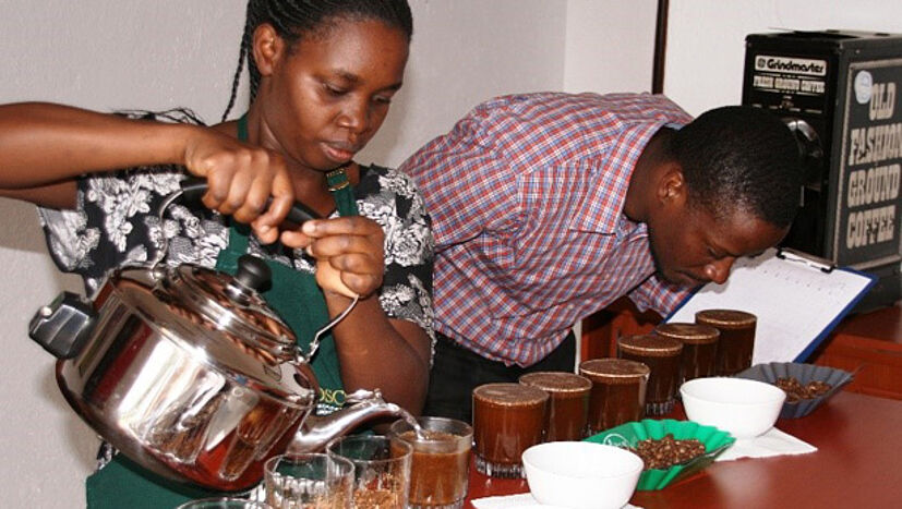 Der Gründer von Kaffee-Kooperative.de Allan Mubiru beim Cupping in Ruanda.