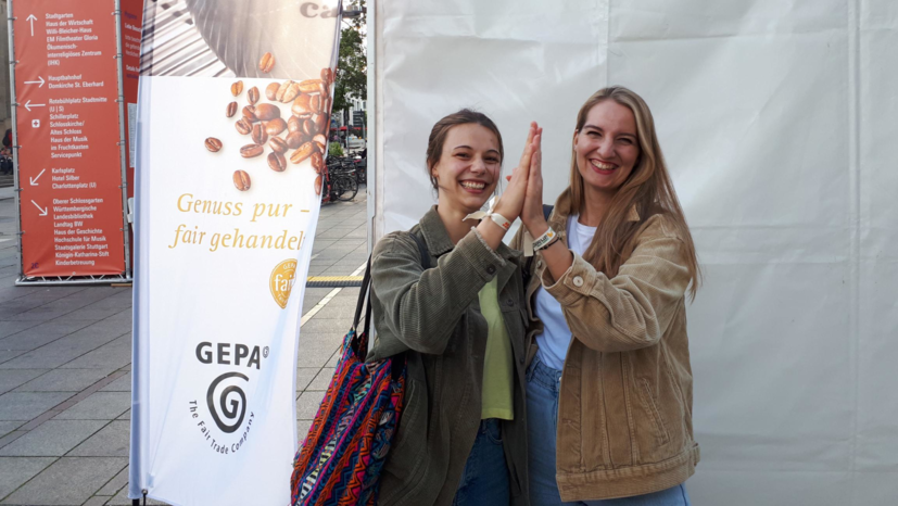 High Five für den Fairen Handel. GEPA-Praktikantin Jasmin Schmerse (links) und Online-Redakteurin für Social Media Raphaela Engstler freuen sich über einen mehr als gelungenen 102. Katholikentag in Stuttgart.