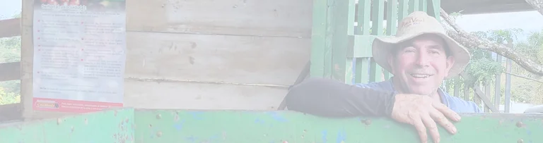 Mann lehnt an der Ladefläche eines Pickups